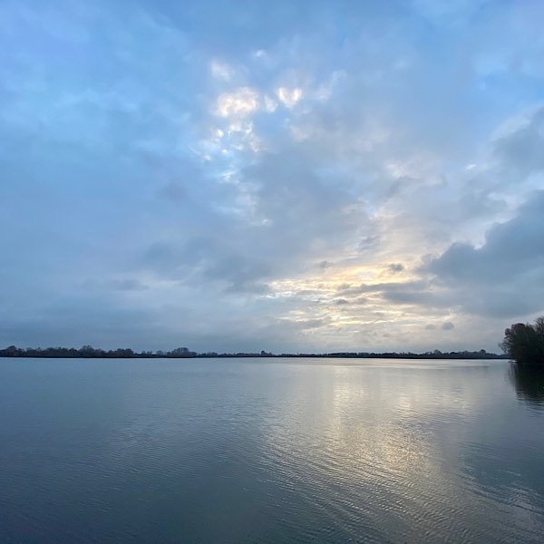 Morgenblick aus dem Hausboot auf den See