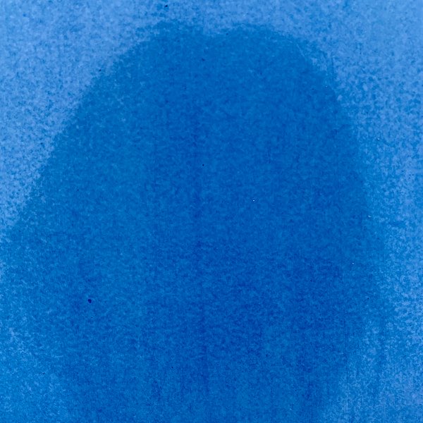Schatten des Kopfes von Birgit Elke Ising vor einer blauen Wand