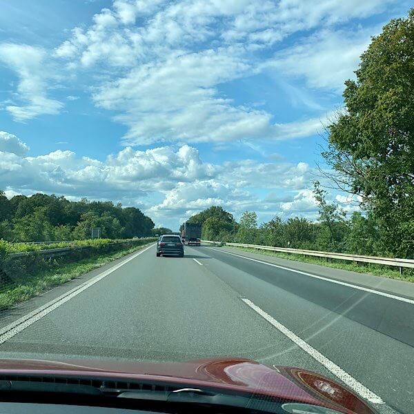 Autobahn mit blauem Himmel und Wolken 