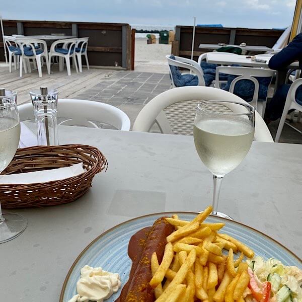 Currywurst mit Pommes im Dünenrestaurant auf der Helgoländer Düne