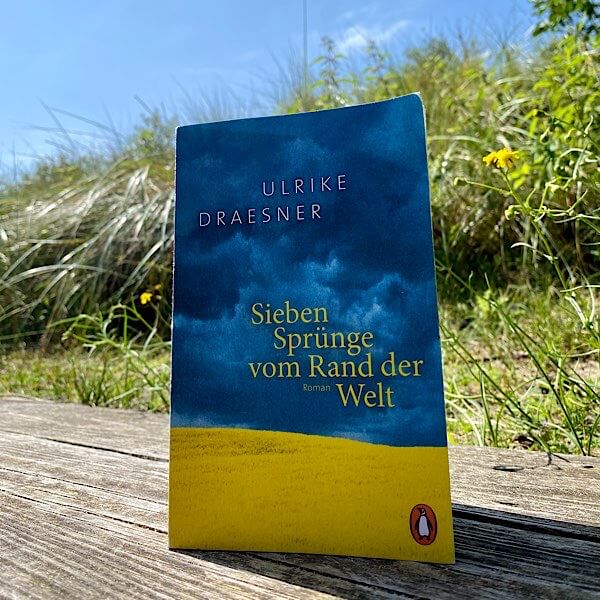 Buch "Sieben Sprünge vom Rand der Welt" von Ulrike Draesner auf der Helgoländer Düne