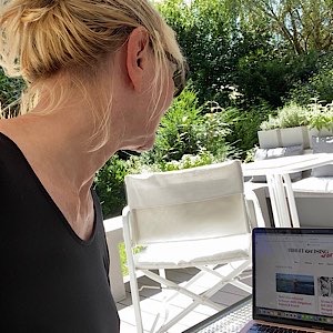 Birgit Elke Ising auf einer Terrasse in Grünwald beim Schfreiben