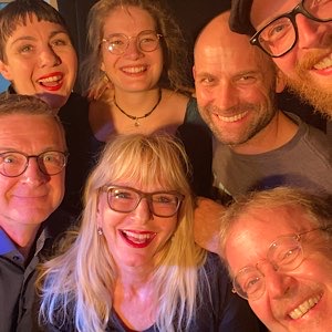 Birgit Elke Ising mit Improtheater-Ensemble