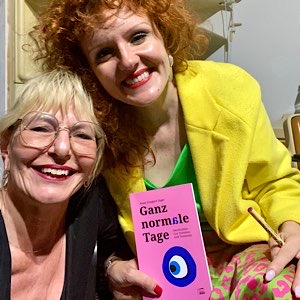 Autorinnen Birgit Elke Ising und Anna Irmgard Jäger mit dem Buch Ganz normale Tage