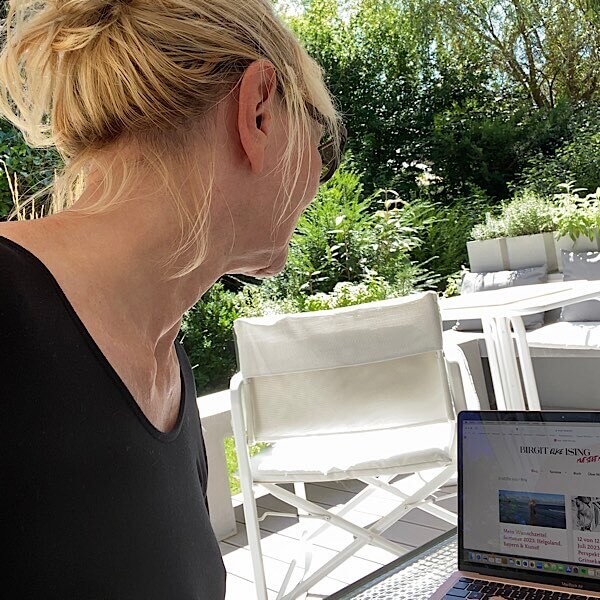 Birgit in Grünwald auf der Terrasse beim Arbeiten am PC