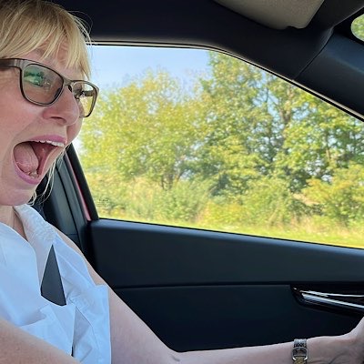 Birgit kreischt beim Autofahren