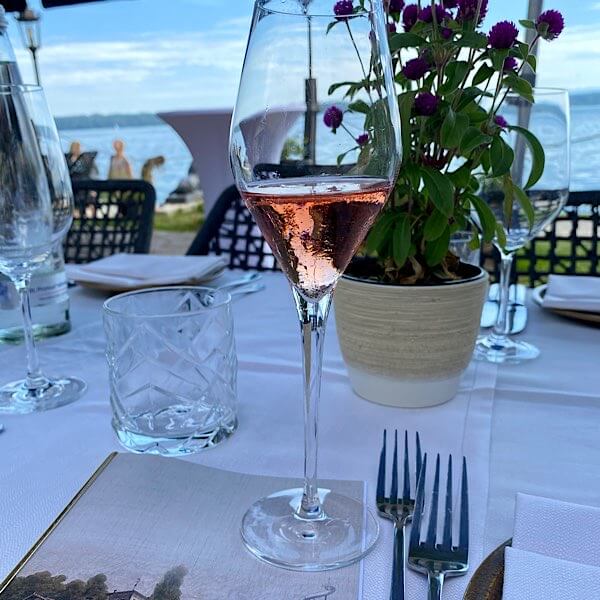 Essenstafel im Midgarthaus am Starnberger See mit einem Glas Pickel in rosé