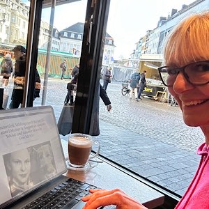 Birgit Elke Ising schreibt am Computer im Café Müller-Langhardt in Bonn.