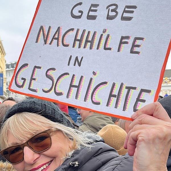Birgit mit Plakat "Gebe Nachhilfe in Geschichte"