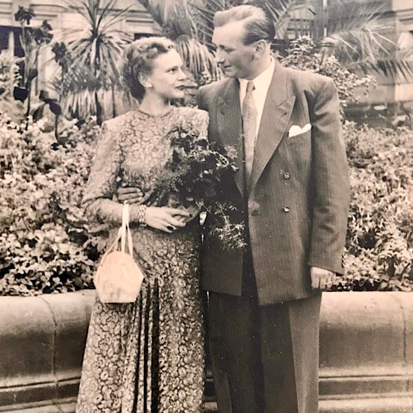 Hochzeitsfoto von Ingeborg und Helmut Ising, vor dem Rathaus in Kassel, 29. August 1952