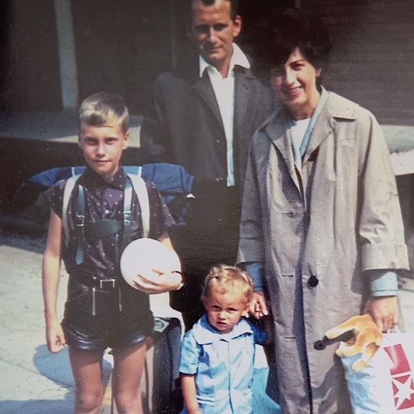 Gastartikel Andreas Stephan. Ein Familienfoto mit seinen Eltern und seinen Bruder aus den 1960er Jahren.