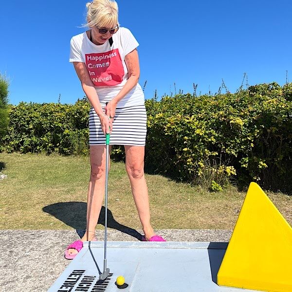 Birgit Elke Ising beim Minigolf auf der Düne Helgoland