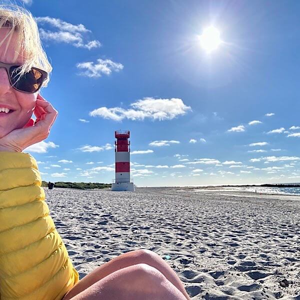 Birgit Elke Ising am Helgoländer Südstrand. Im Hintergrund der Leuchtturm.