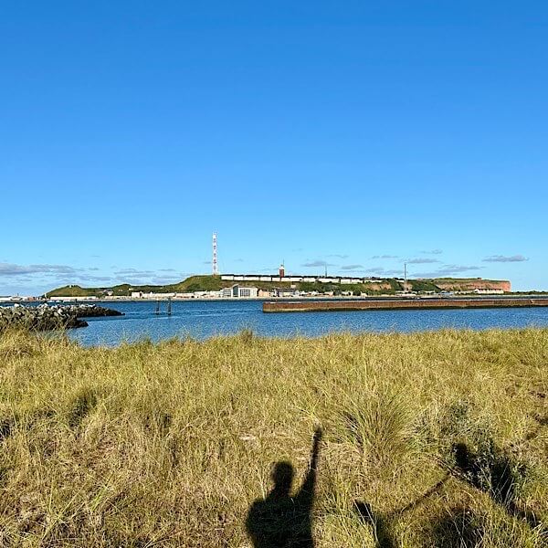 Helgoland im Morgenlicht. Von der Düne aus gesehen.