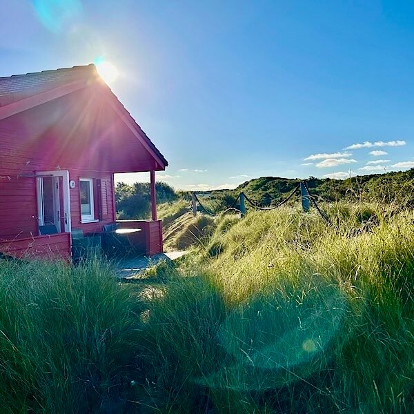 Der rote Holz-Bungalow Nummer 35 auf der Helgoländer Düne