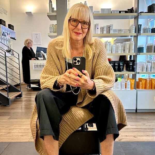 Birgit beim Friseur. Nachher. Mit neuer Farbe.