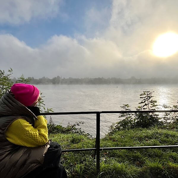 Birgit im Herbst am Rhein bei Nebel