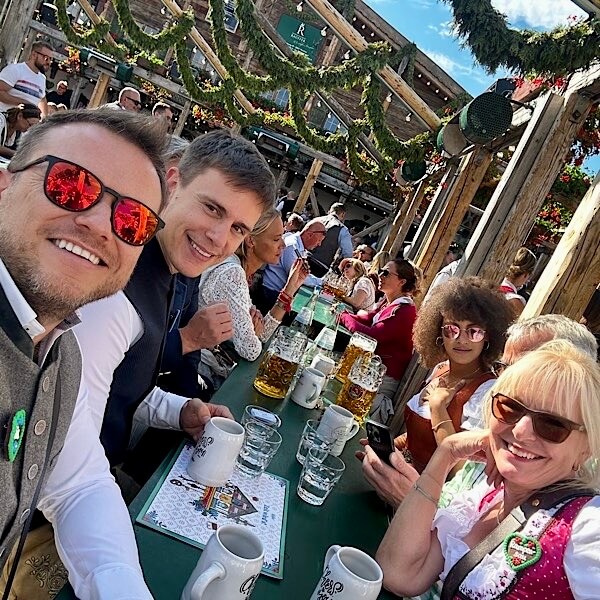 Freunde im Käfer-Biergarten auf dem Oktoberfest in München 2024.