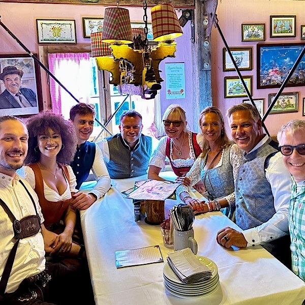 Freunde im Käferzelt auf dem Oktoberfest in München 2024.