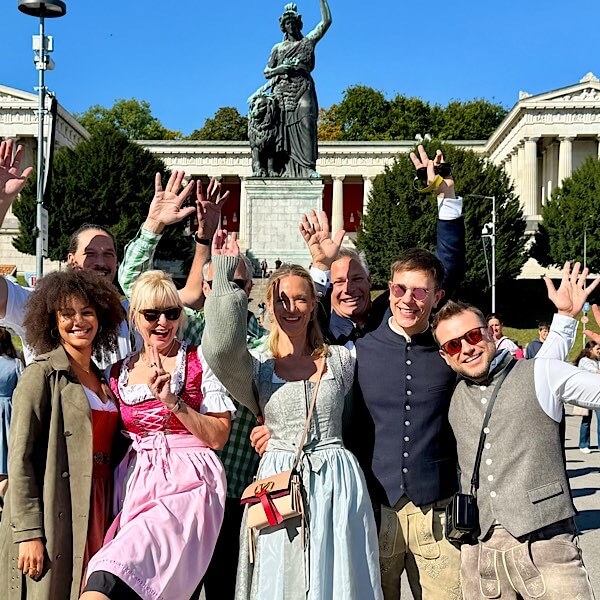 Eine Gruppe schöner Menschen auf der Wiesn 2024.