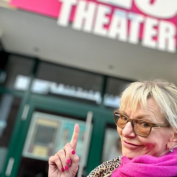 Birgit vorm Leo Theater in Schwelm