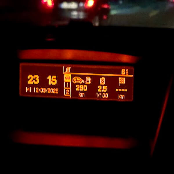 23:15 Uhr auf einem Peugeot-Bordcomputer