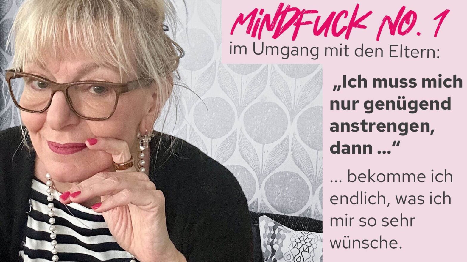 Birgit mit Mindfuck „Ich muss mich nur anstrengen“ auf einem 50er Jahre Sofa.