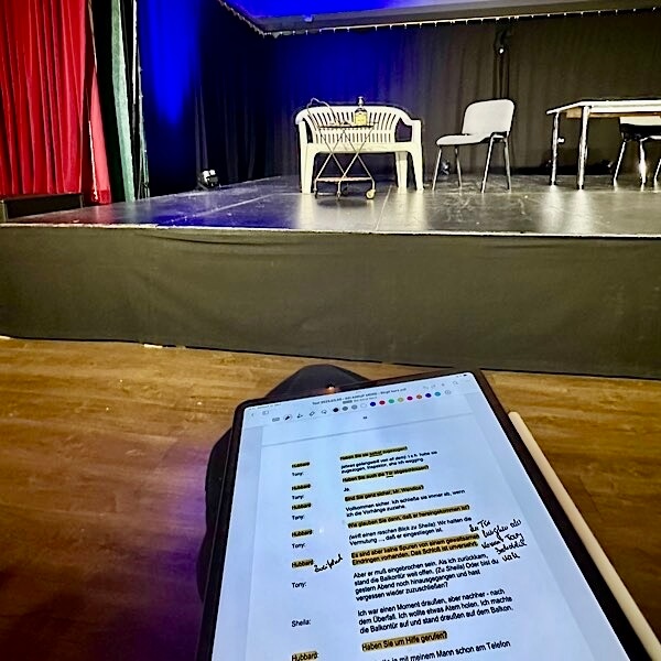 Probe im Leo Theater für das Theaterstück "Bei Anruf Mord"