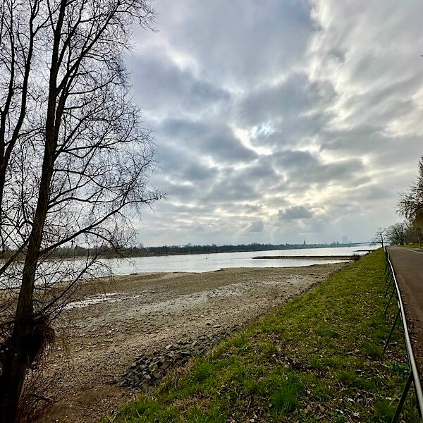 Dramatischer Wolkenhimmel am Rhein in Bonn im März 2025.