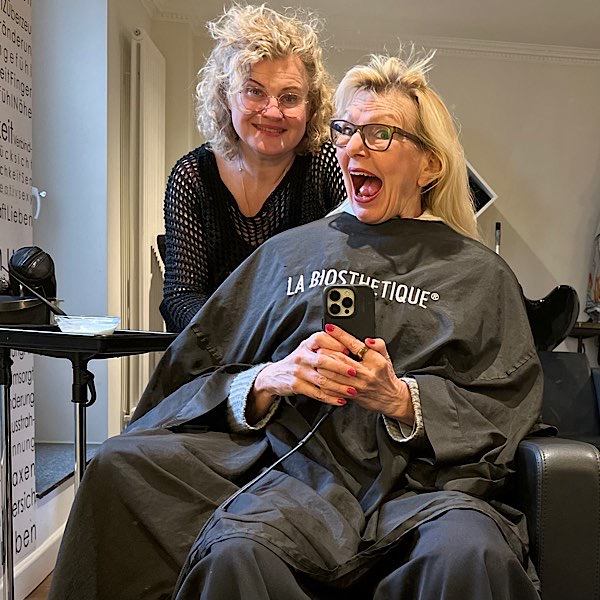 Birgit im h.laden in Bonn mit Friseurin Petra.