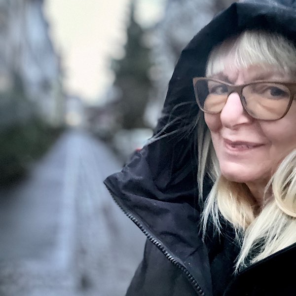Birgit in der Rosenstraße mit Kapuze