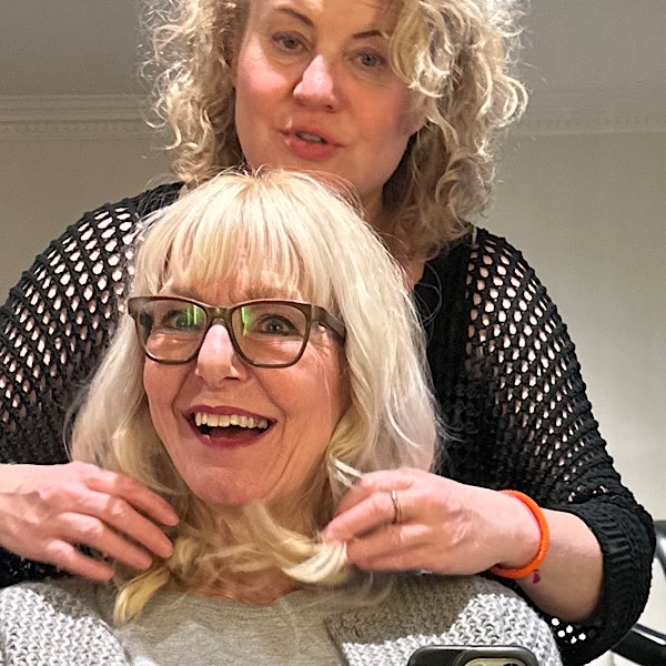 Birgit nach Friseur.