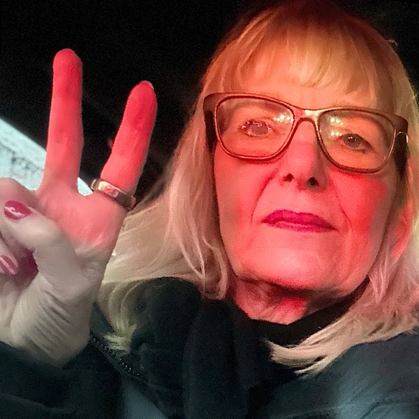 Birgit im roten Licht macht Victory-Zeichen