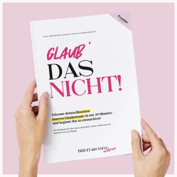 Freebie Glaub‘ DAS NICHT – vor rosa Hintergrund.