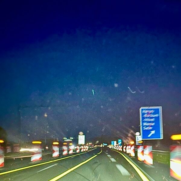 Autobahnbaustelle bei Nacht