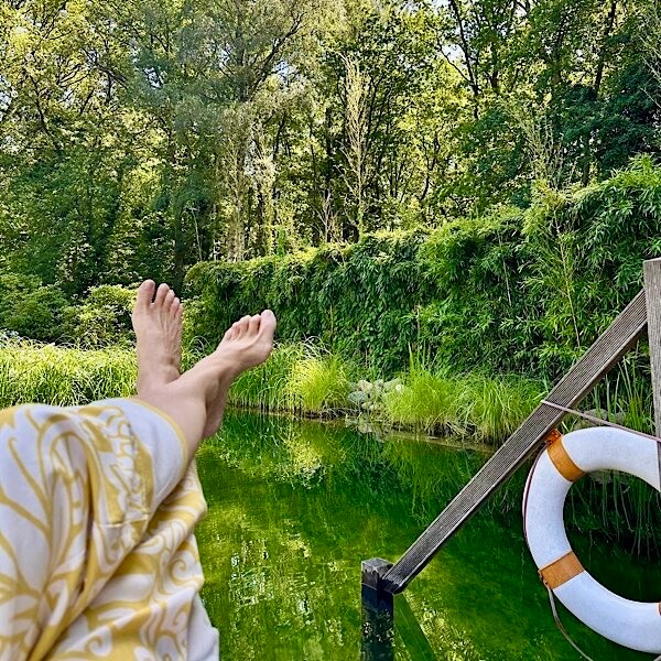 Birgit liegt an einem Schwimmteich.